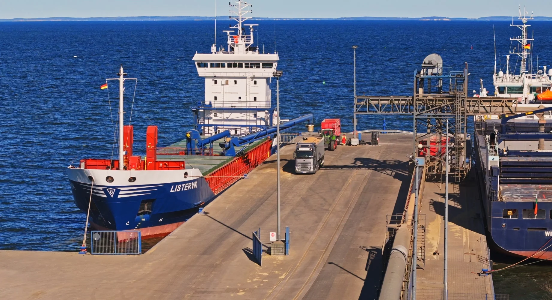 Hafen Vierow – Kai mit Schiffen bei der Beladung