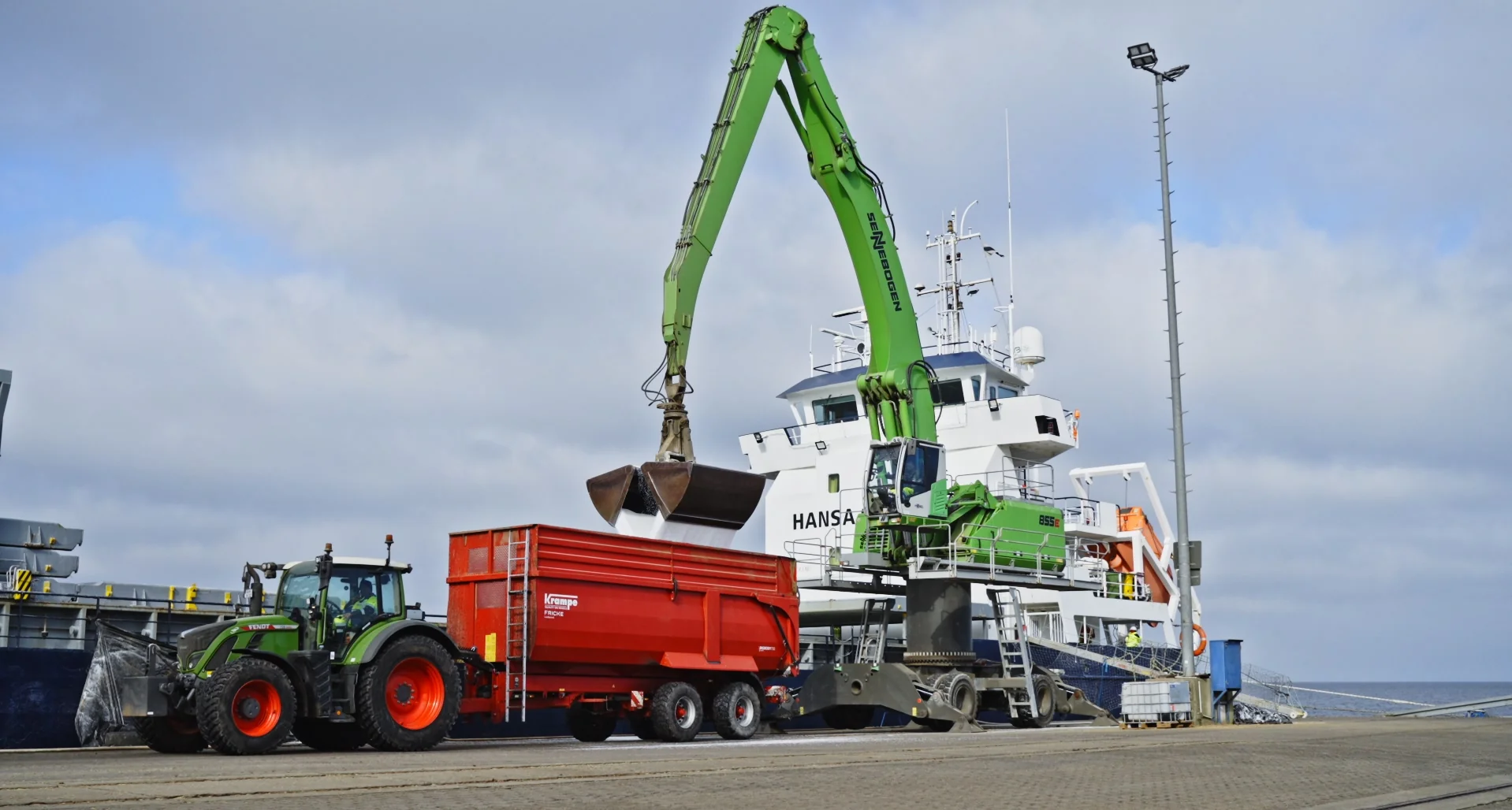 Hafen Vierow – Mobilkran bei der Schiffsentladung