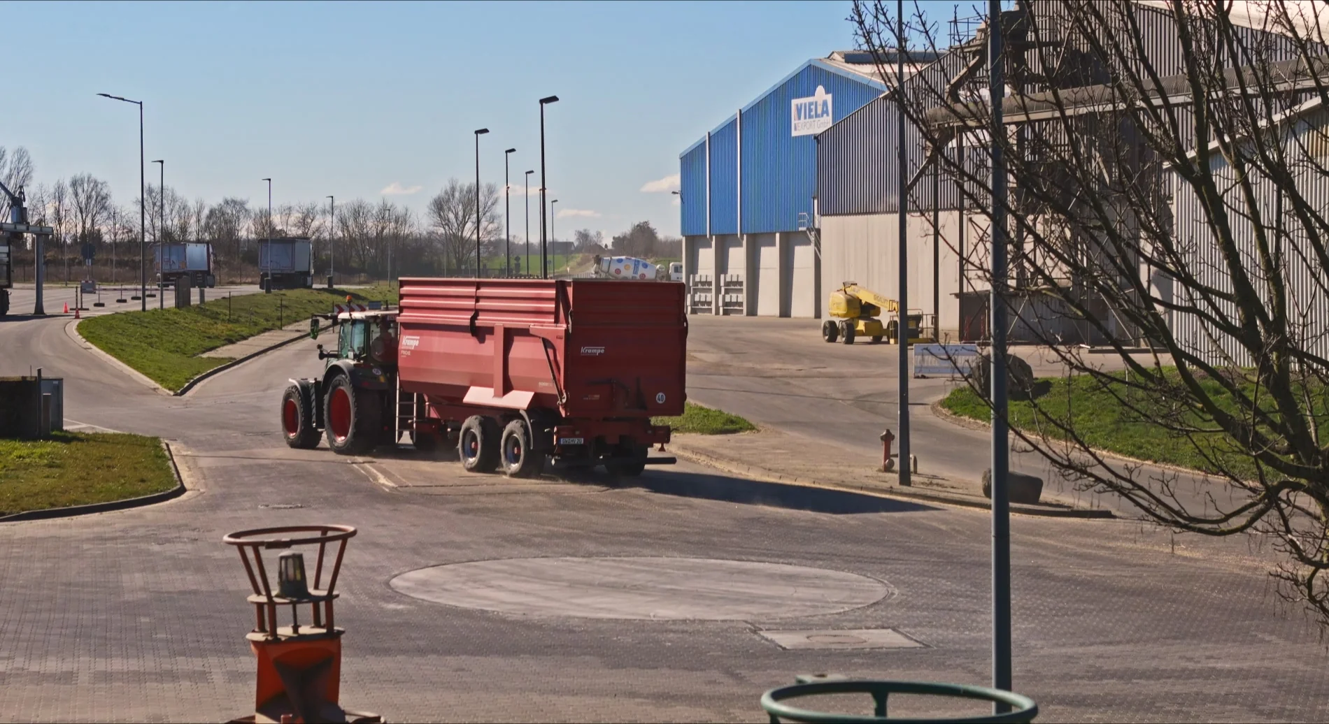 Hafen Vierow – Traktor bei der Anlieferung